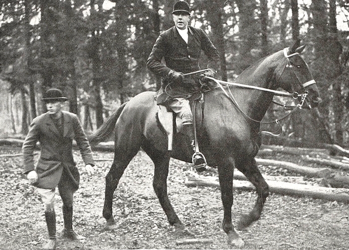 Le duc de Westminster avec son équipage en forêt de Paimpont vers 1925 - Le Sport universel illustré